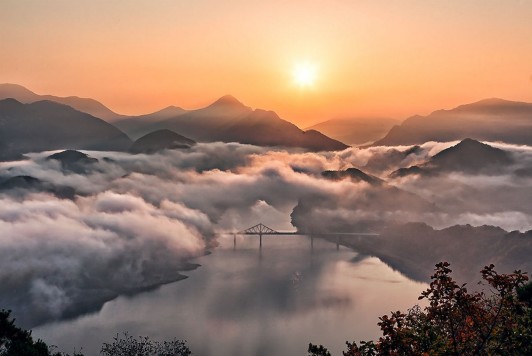 435585-photography-nature-landscape-lake-morning-mist-mountains-bridge-sunlight-calm_waters-South_Korea